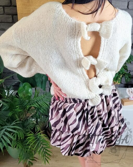 Sweter z kokardkami 3